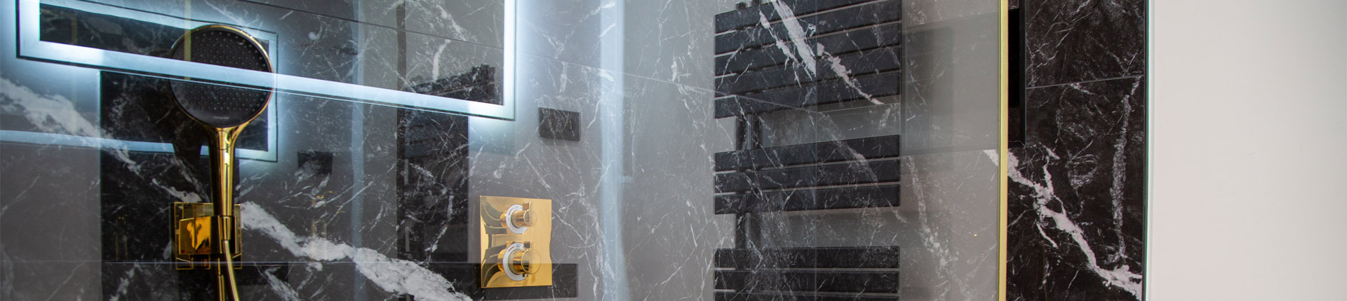 Carrelage dans une grande douche à grenoble