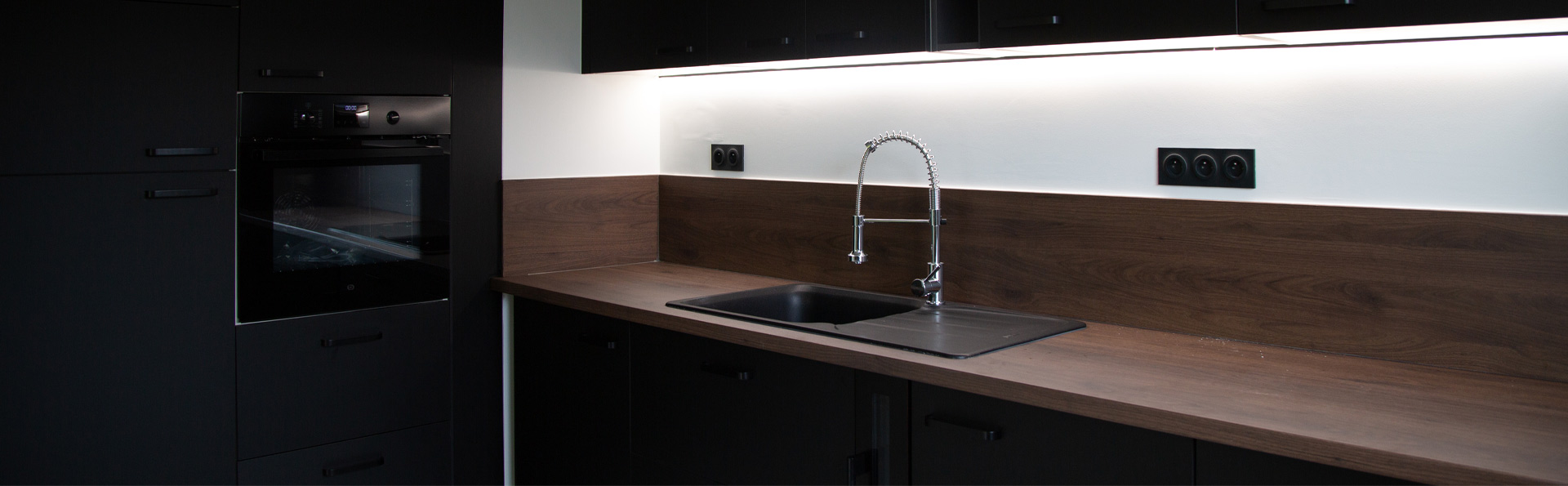 Cuisine moderne en bois et noir à Grenoble