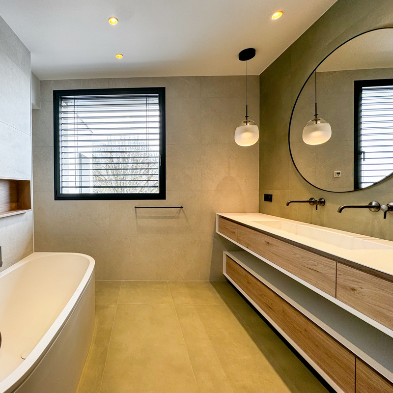 Salle de bain beige avec double vasques rénovée par Deco38